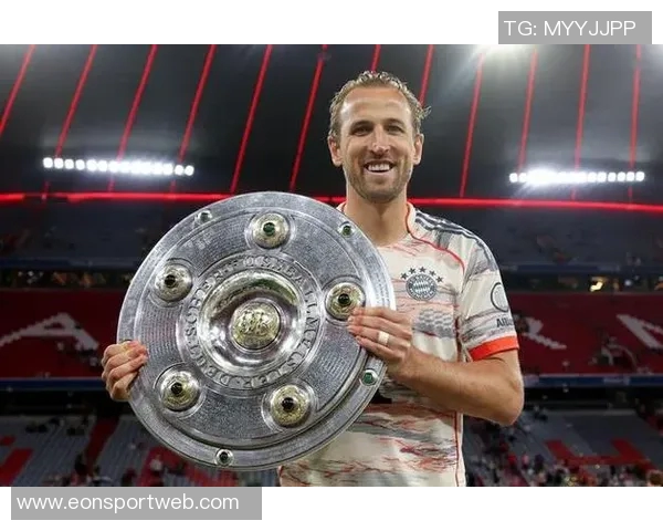 凯恩寒风中挥杆打高尔夫穆勒点赞为他加油打气