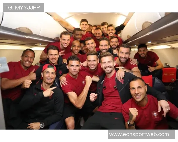 C罗分享球队合影庆祝晋级世界杯激励全队继续奋斗为葡萄牙加油