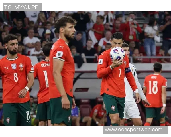 C罗分享球队合影庆祝晋级世界杯激励全队继续奋斗为葡萄牙加油